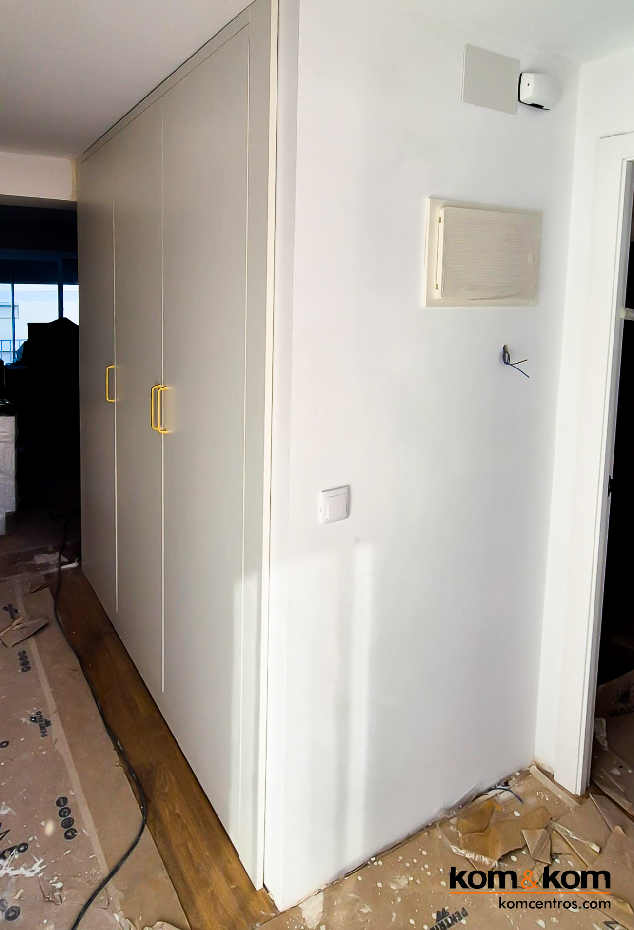 armarios empotrados hechos a medida blancos en apartamento de Benidorm